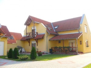 310631_anna-villa_udvar.jpg